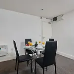 Centre 1br - Sleeps 3 - Free Parking, Wifi & Workspace For Family & Work Relocations Apartment *