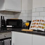 Centre 1br - Sleeps 3 - Free Parking, Wifi & Workspace For Family & Work Relocations * Leeds (West Yorkshire)