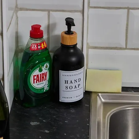 Apartment City Centre 1Br - Sleeps 3 - Workspace - Free Parking And Wifi