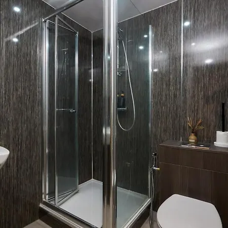 3 Beds - Perfect For Corporate & Family Relocations - Free Parking