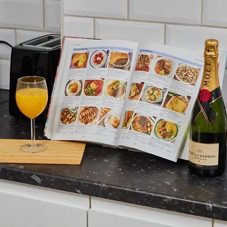 New! 1br Centre - Free Parking, Wifi & Workspace - Sleeps 3