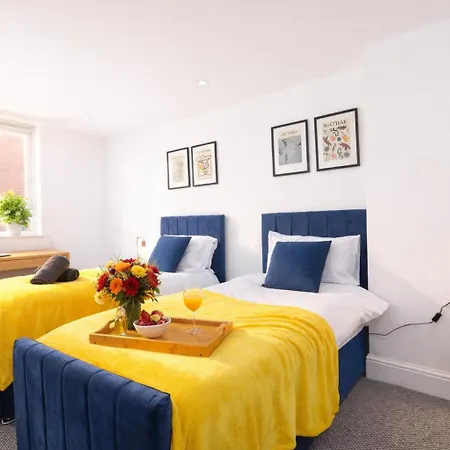 New! 1br Centre - Free Parking, Wifi & Workspace - Sleeps 3 Apartman