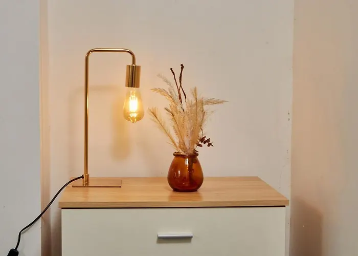 City Centre 1Br - Sleeps 3 - Workspace - Free Parking And Wifi *