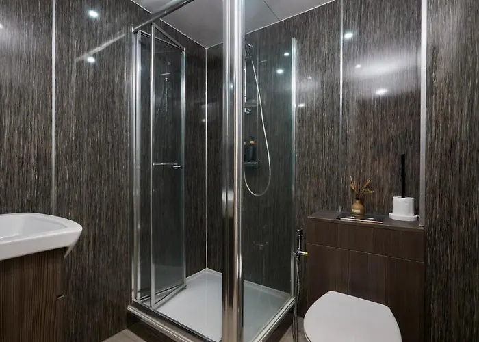 City Centre 1Br - Sleeps 3 - Workspace - Free Parking And Wifi