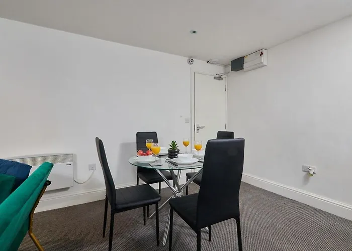 City Centre 1Br - Sleeps 3 - Workspace - Free Parking And Wifi Apartment *