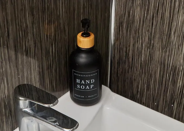 Apartment City Centre 1Br - Sleeps 3 - Workspace - Free Parking And Wifi