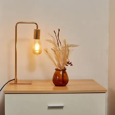 New! 1br Centre - Free Parking, Wifi & Workspace - Sleeps 3 *