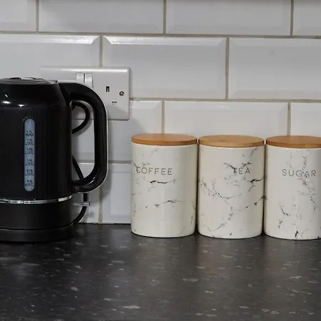 3 Beds - Perfect For Corporate & Family Relocations - Free Parking